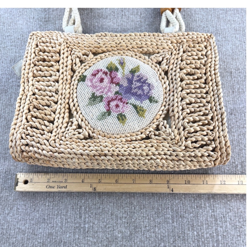 Vintage Woven Straw Shoulder Bag Tan Floral Needlepoint Boho Rope Handle Zip Top - Picture 2 of 8